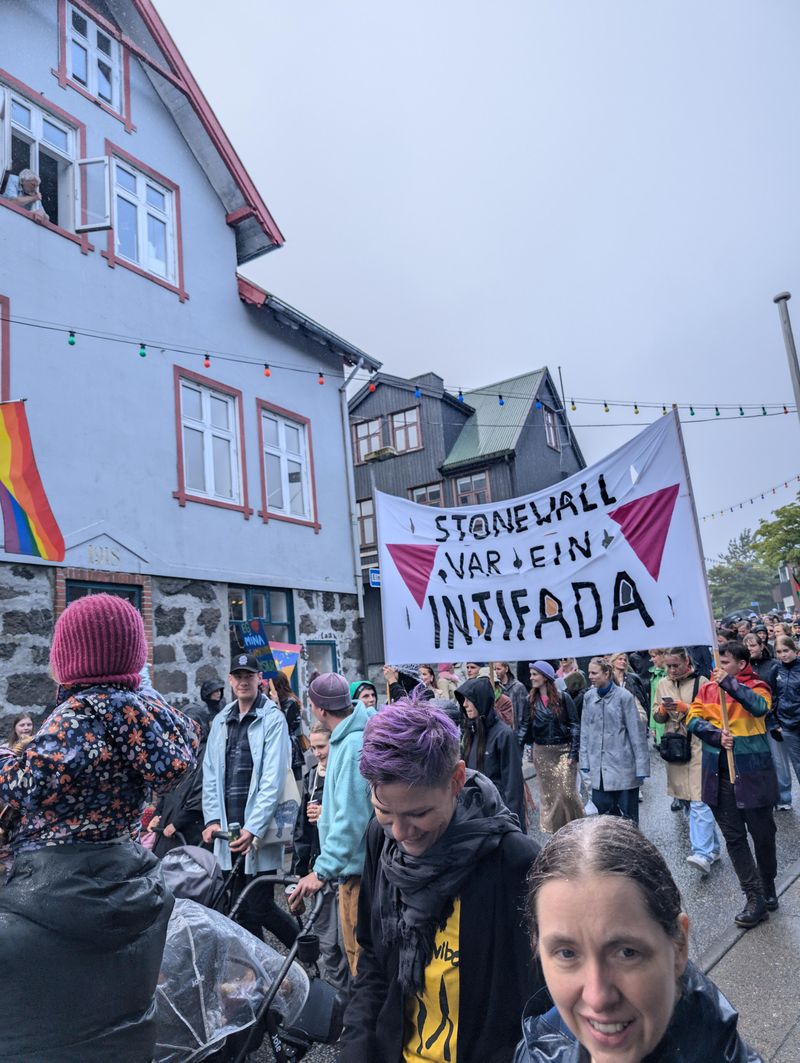 Vit ganga í Faroe Pride gonguni við bannarinum: 'Stonewall var ein intifada'. Bannarin hevur eisini tveir ljósareyðir trýkantar á høvdinum.