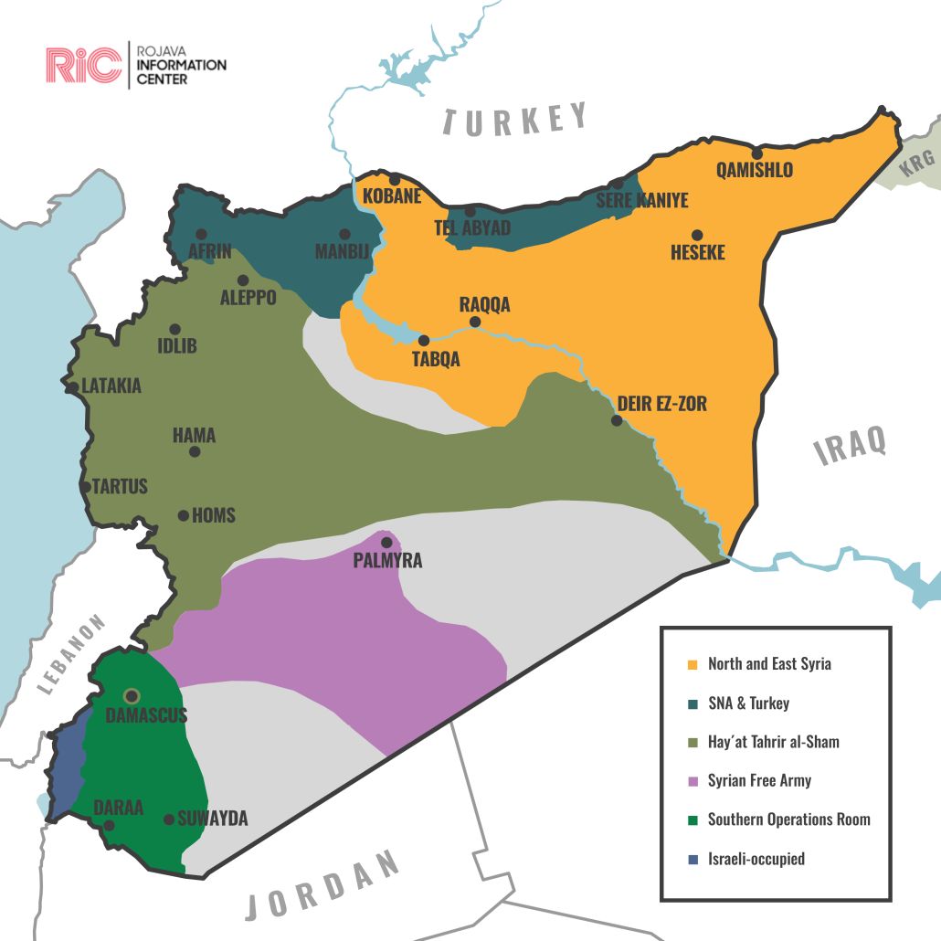 Kort yvur Sýria sum vísir hvussu økið er býtt upp millum "North and East Syria", "SNA & Turkey", "Hay'at Tahrir al-Sham", "Syrian Free Army", "Southern Operations Room" og "Israeli-occupied".