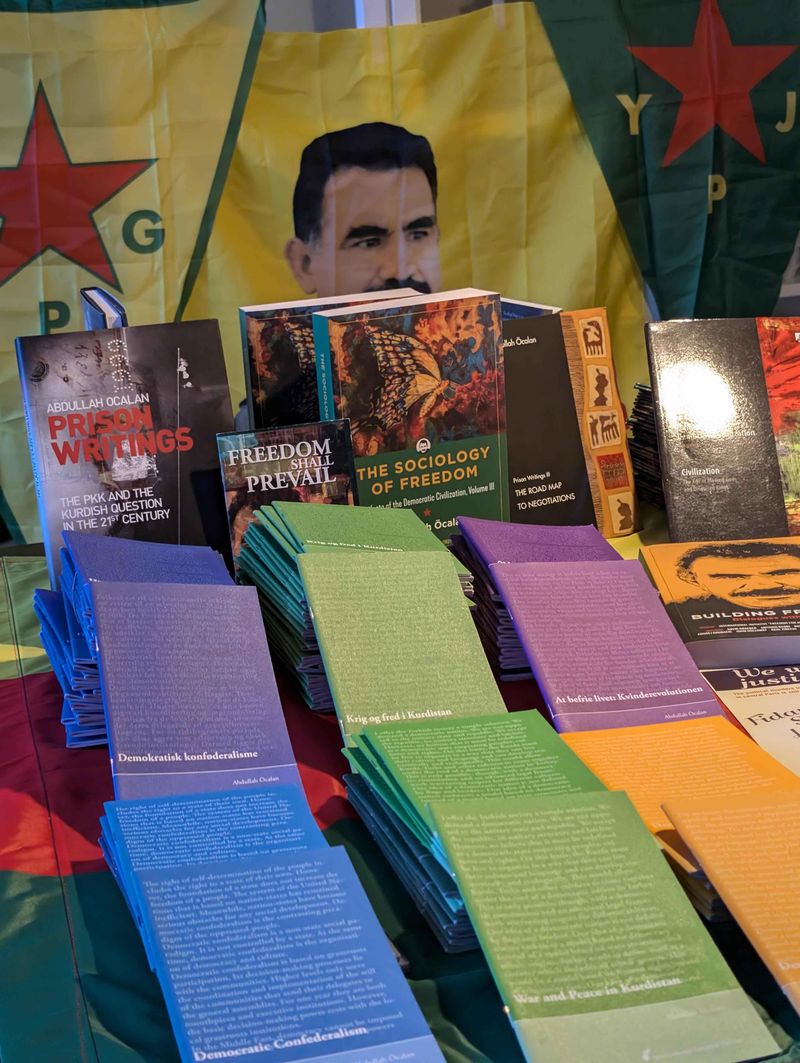 Nógvar ymiskar bøkur hjá Öcalan eru pent settar upp á einum borðið.